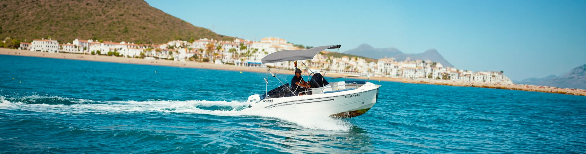 Barco sin licencia navegando en la Costa del Sol