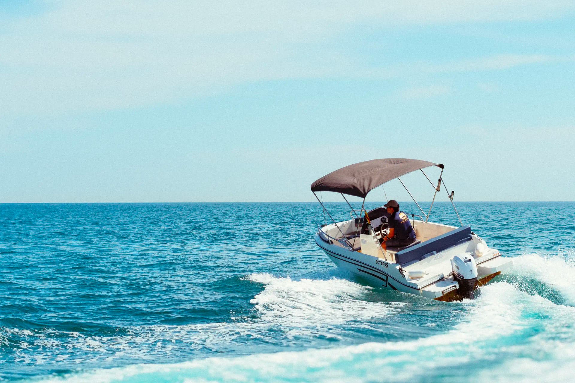Barco navegando
