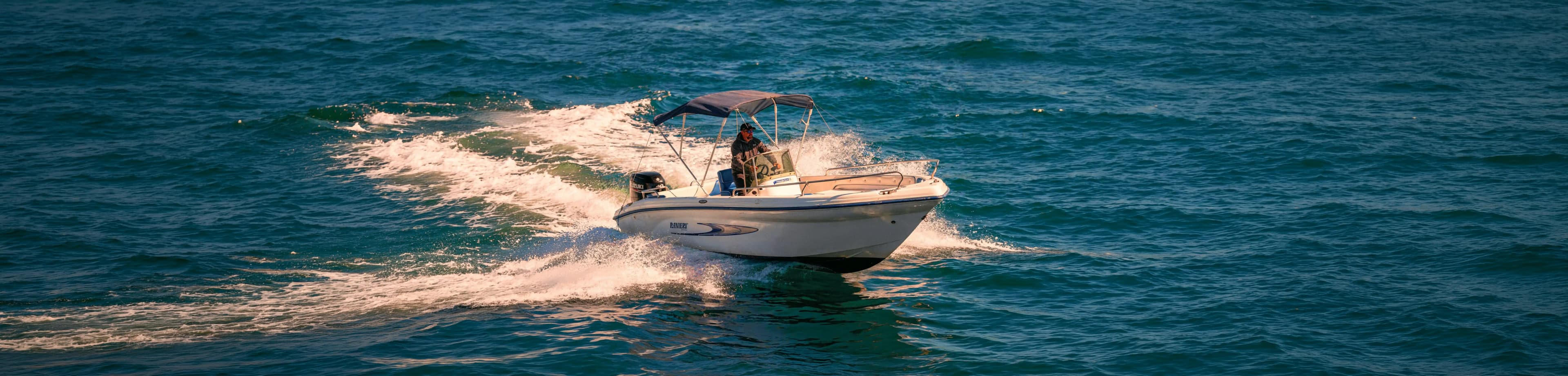 Barco navegando por la costa de Estepona y Puerto de la Duquesa