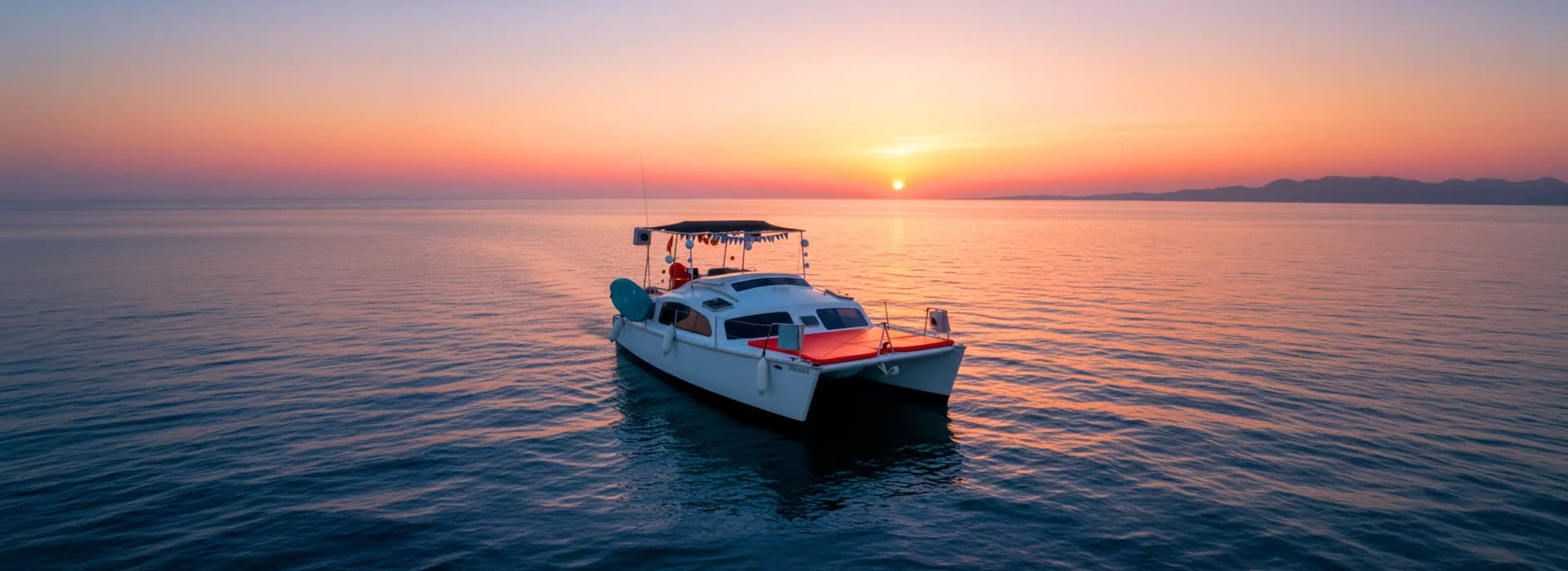 Catamarán navegando en la costa de Benalmádena